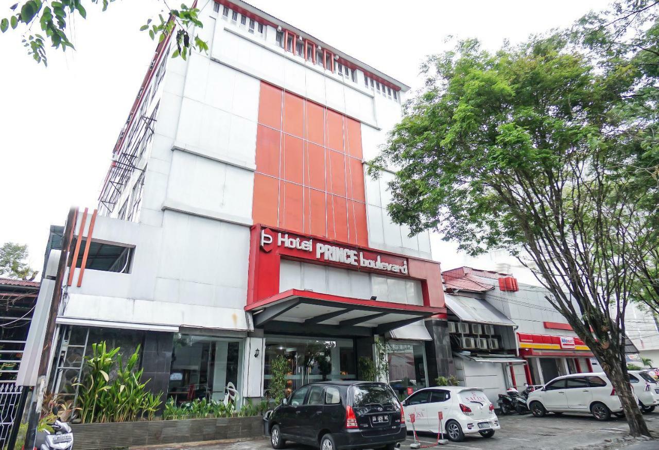Oyo 1318 Hotel Prince Boulevard Manado Exterior foto